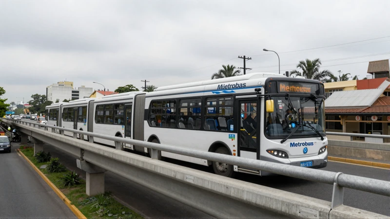 Arquitectura urbana bajo cielo nublado