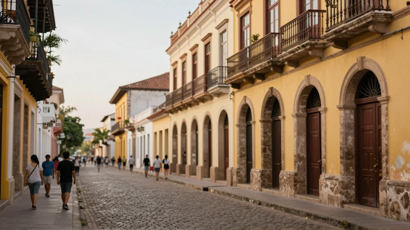 Calle colonial, cálida y vibrante
