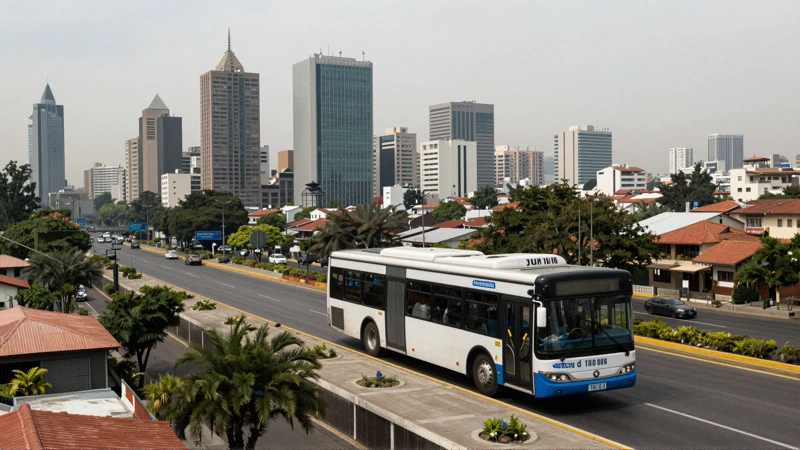 Metrobús en paisaje urbano, luz suave