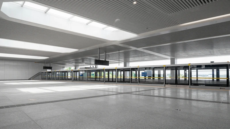 Estación moderna, vistas panorámicas y luz brillante