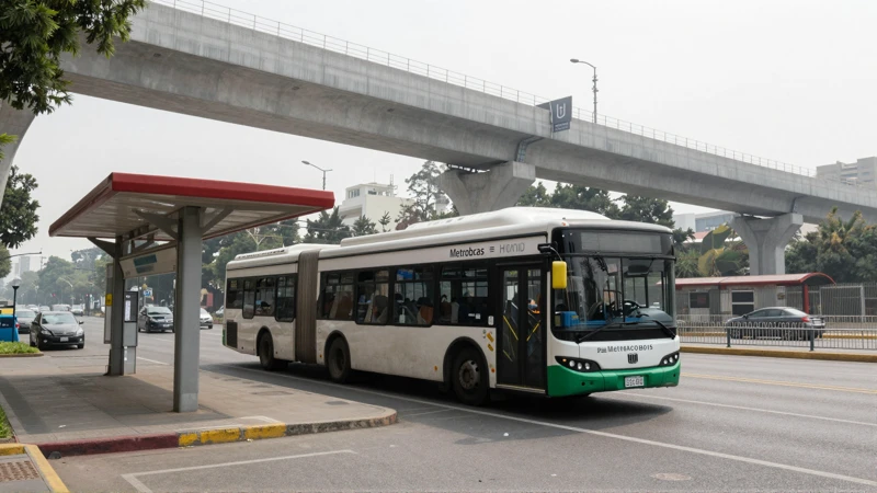 Autobús articulado en paisaje urbano brumoso