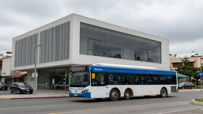 Metrobús en escena urbana, realista