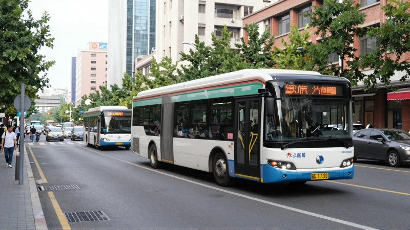 Metrobus moderno en calle urbana