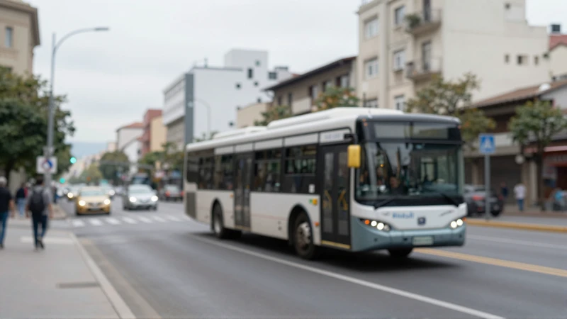 Fotografía urbana difusa bajo cielo nublado
