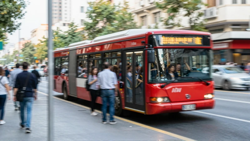 Metrobus en movimiento, escena urbana vibrante