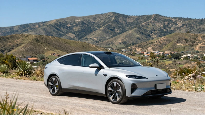 Coche eléctrico, paisaje mexicano, luz vibrante